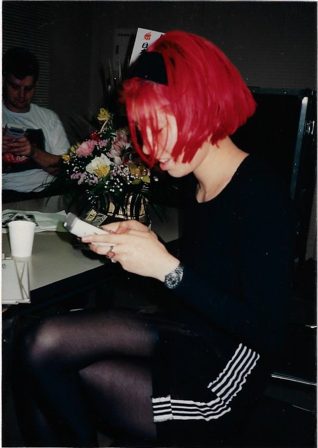 Miki Berenyi playing GameBoy